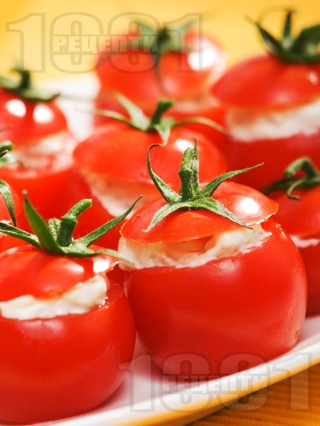 Парти хапки от пълнени чери домати със синьо сирене, майонеза и крутони - снимка на рецептата